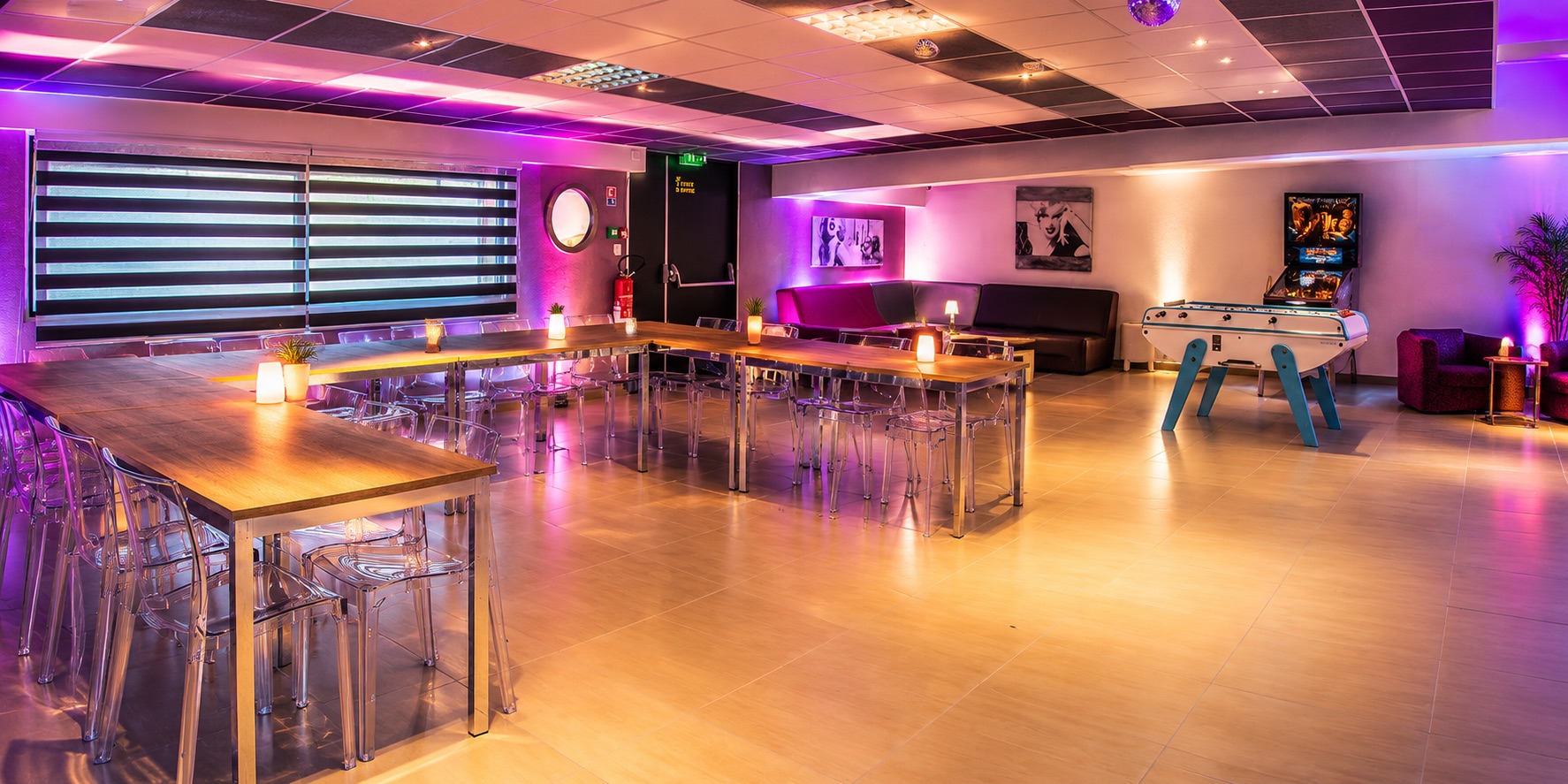 Espace réception avec lounge, babyfoot et tables conviviales